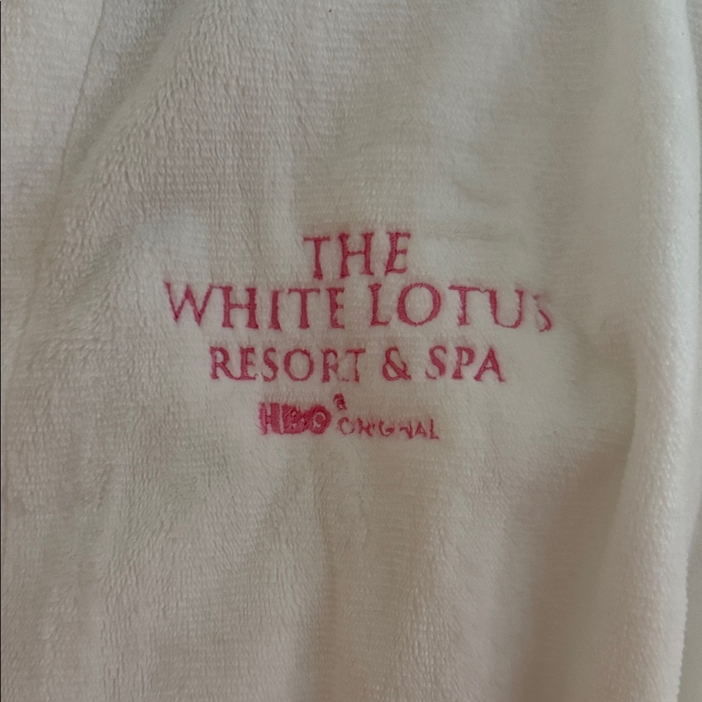White Lotus Resort and Spa Bathrobe - Picture 2 of 3